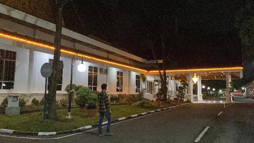 Suasana kediaman Abdul Wahid di Jalan Diponegoro Pekanbaru terlihat sepi setelah adanya informasi Gubernur Riau tersebut terjaring OTT KPK.