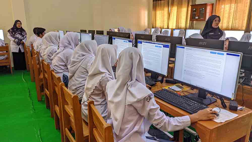 ILUSTRASI siswa madrasah mengikuti tes kemampuan akademik (TKA). Ujian digital sebagai pengganti UN.
