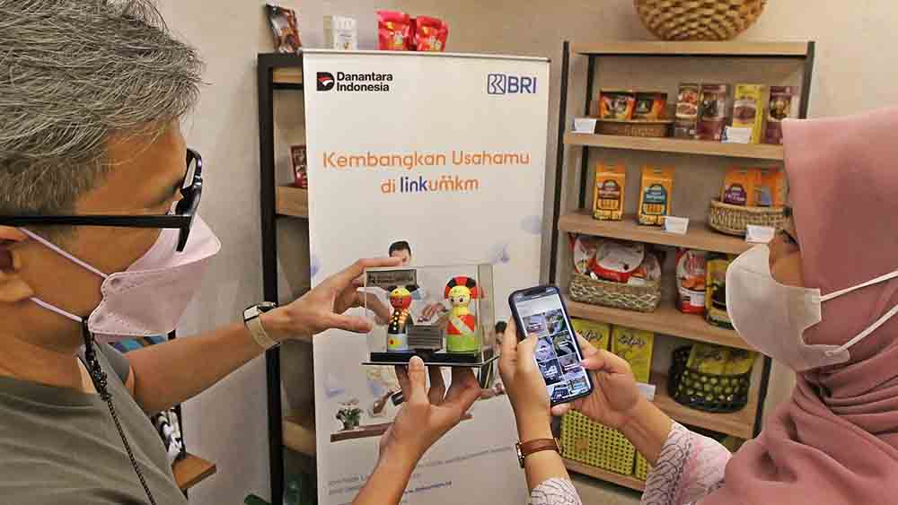 BRI dorong 13,6 juta UMKM naik kelas lewat platform digital LinkUMKM dengan pelatihan, pendampingan, dan akses pasar terintegrasi.