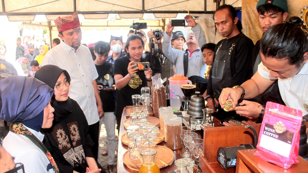 SUDAH MEMILIKI IG: Bupati Ipuk Fiestiandani didampingi Plt Kepala Dispertan Ilham Juanda menyaksikan langsung praktik penyajian kopi. Banyuwangi dikenal sebagai lumbung kopi robusta di Jatim.