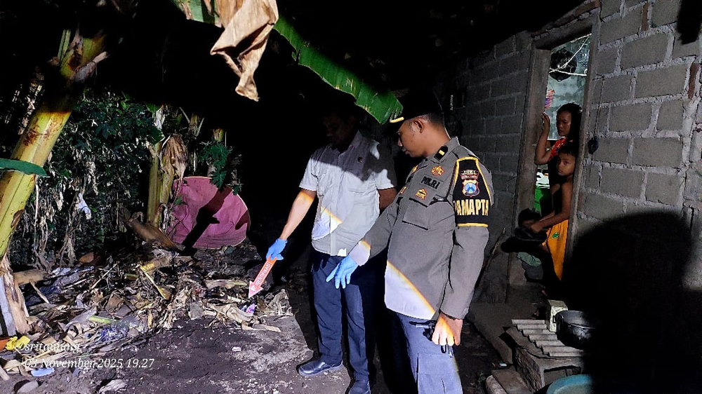 Polisi menunjukkan Lokasi penguburan bayi oleh ibu kandungnya di Wongsorejo, Banyuwangi.