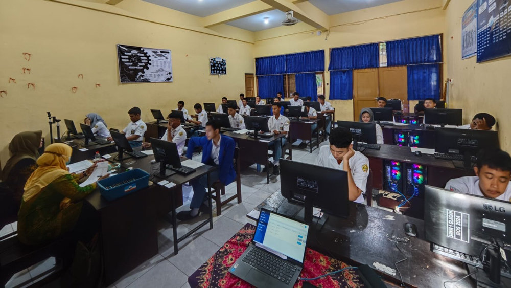 UJIAN DIMULAI: Para siswa kelas 12 SMKN 1 Glagah sedang mengerjakan soal TKA, Selasa (4/11).