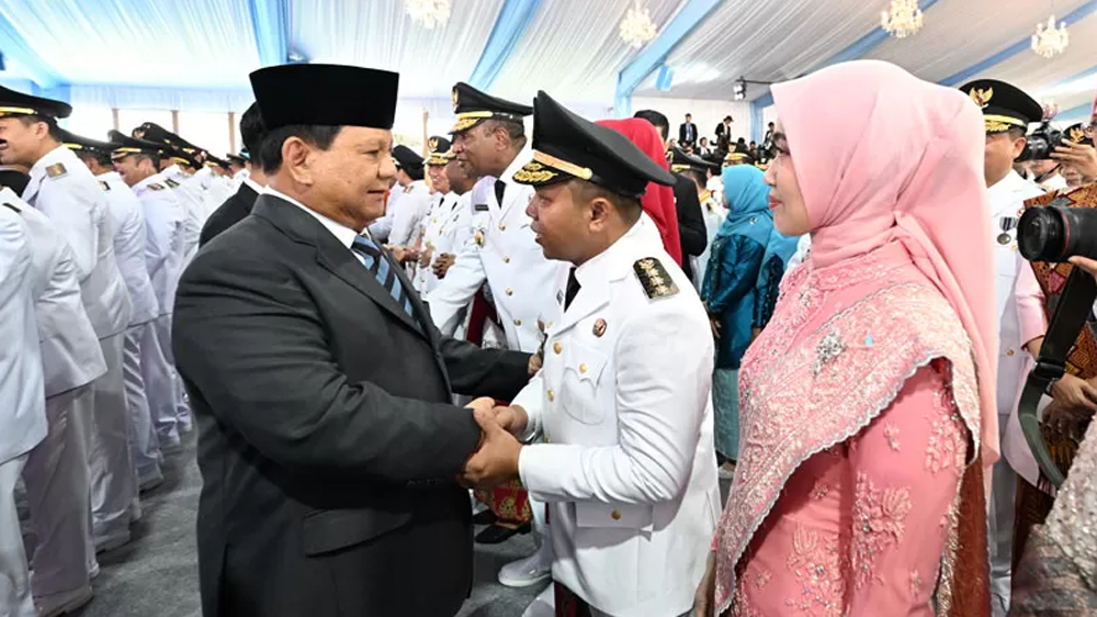 Gubernur Riau Abdul Wahid bersalaman dengan Presiden Republik Indonesia Prabowo Subianto usai dilantik, beberapa waktu lalu.