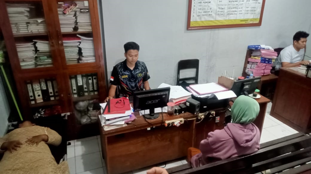 PANGGIL SAKSI: Penyidik Polsek Wongsorejo memintai keterangan sejumlah saksi terkait kasus pembuangan bayi di Desa Alasbuluh, Wongsorejo, Banyuwangi.