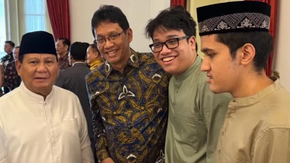Yudo Sadewa (dua dari kanan) dan Yuda Purboyo (kanan) bersama ayahnya Purbaya Yudhi Sadewa dan Prabowo Subianto.
