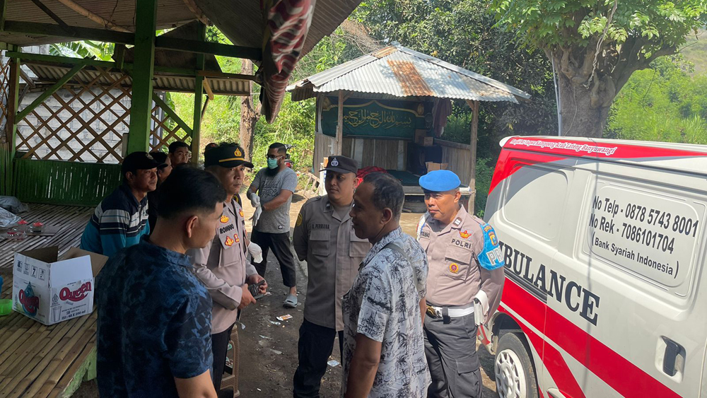 Anggota Polsek Kalipuro bersama tim Inafis dan tim medis mendatangi lokasi penemuan mayat di Dusun Selogiri, Desa Ketapang, Kecamatan Kalipuro, Selasa (4/110.