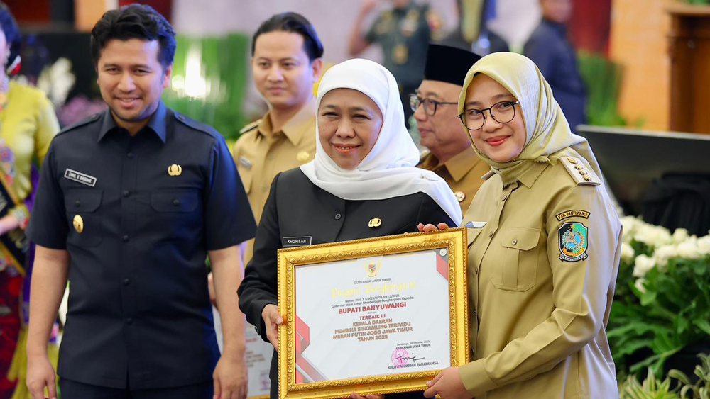 Gubernur Jatim Khofifah Indar Parawansa menyerahkan piagam penghargaan kepada Bupati Ipuk Fiestiandani di Surabaya, Selasa (4/11).
