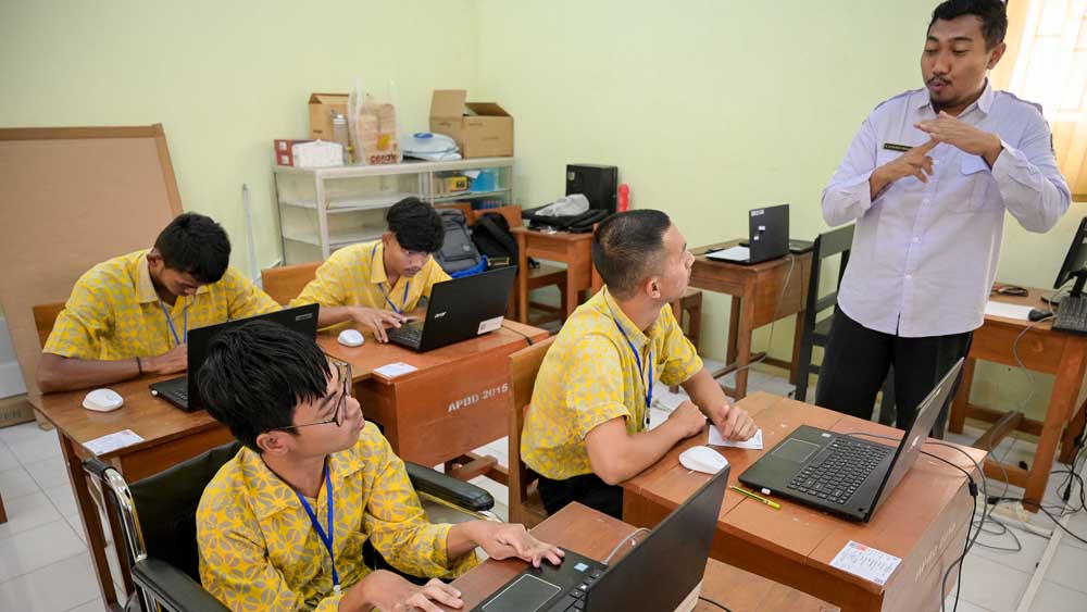 Siswa SMALB Banyuwangi mengikuti TKA, Rabu (5/11). Selain guru pengawas, pihak sekolah juga menyiapkan guru pendamping.
