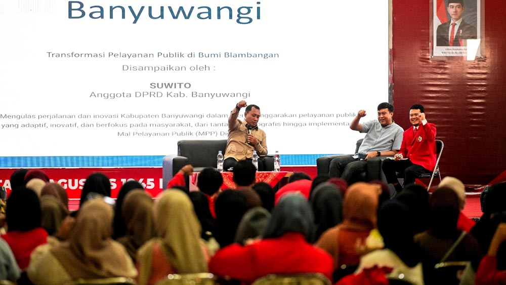 (ki-ka) Bayu Mitra A. Kusuma (alumnus National Dong Hwa University Taiwan), Suwito (anggota DPRD Banyuwangi) dan Niko Pahlevi Hentika di Untag 1945 Banyuwangi, Rabu (5/11).