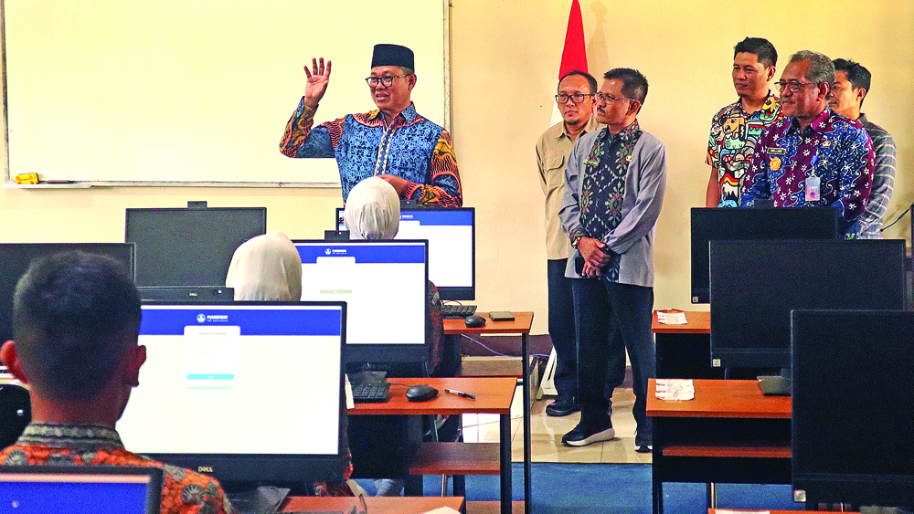 Staf Ahli Kemendikdasmen RI Dr Mariman Darto bersama rombongan melakukan pengecekan di ruang TKA Smadatara, Rabu (5/11).