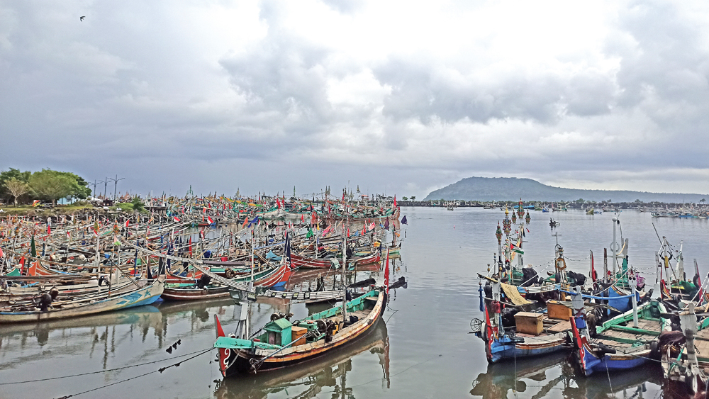 SANDAR: Perahu nelayan berjejer di Pelabuhan Muncar, Desa Kedungrejo, Kecamatan Muncar, Rabu (5/11).