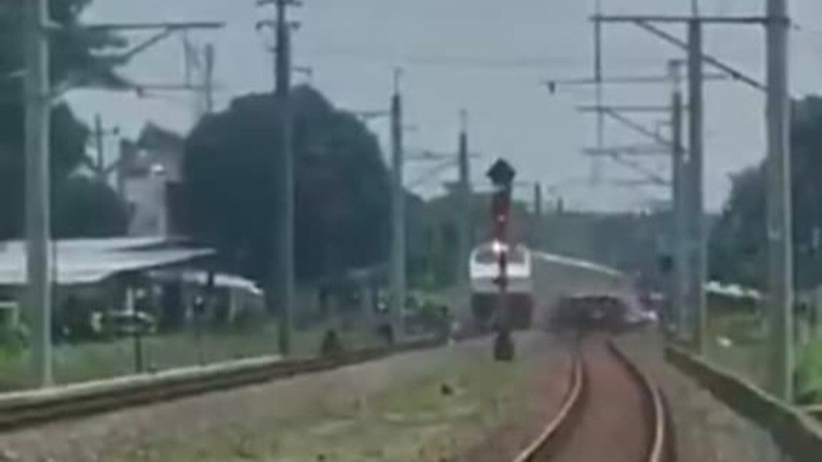 Detik-detik Kereta Api Bangunkarta sambar mobil dan Motor di Sleman, Daerah Istimewa Yogyakarta.