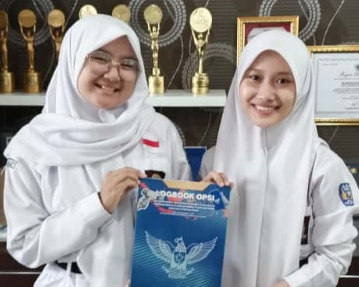 Dua siswi SMAN 1 Glagah, Humairoh Alkayla Zahrani (kanan) bersama Aulia Khairunnisa berhasil masuk final OPSI Nasional 2025.