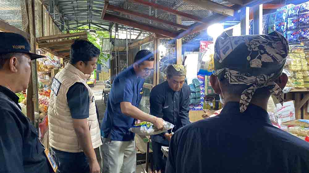 Kanit Pidsus Polresta Banyuwangi Ipda Asmal Rahadian (pakai rompi) bersama tim gabungan  melaksanakan pengawasan HET beras di Pasar Banyuwangi, Rabu (5/11).