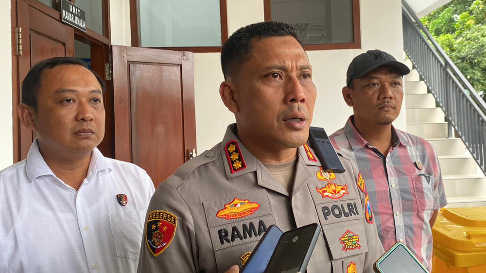 Kapolresta Banyuwangi Kombes Pol Rama Samtama Putra memberikan keterangan kepada wartawan. Polresta Banyuwangi Tetapkan Ibu Kandung sebagai Tersangka Kasus Kematian Bayi Baru Lahir di wongsorejo