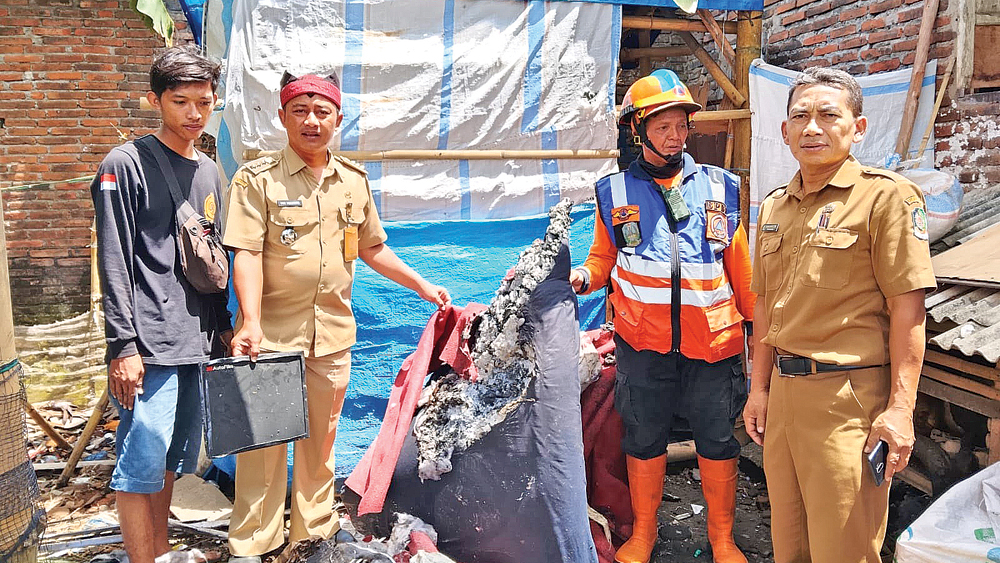 Camat Glenmore Elo Yulianto mengecek kondisi rumah sekaligus menyerahkan bantuan kepada Hosniah, korban kebakaran di Dusun Wadungkamidin, Tulungrejo, Glenmore, Selasa sore (4/11).
