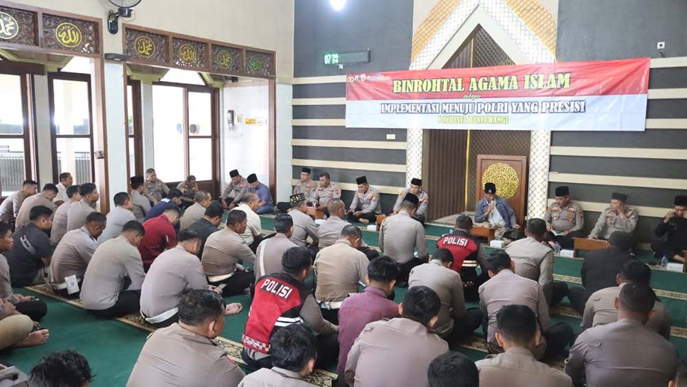 Polresta Banyuwangi menggelar kegiatan Pembinaan Rohani dan Mental (Binrohtal) bertempat di Masjid Roudhatul Jannah, Kamis (6/11/2025).