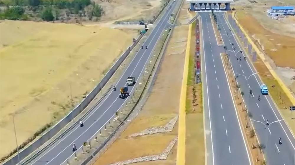 Jalan Tol Kediri-Tulungagung tidak hanya sebagai pendukung akses ke Bandara internasional Dhoho, Kediri, namun bisa mendorong perekonomian Jatim secara keseluruhan.