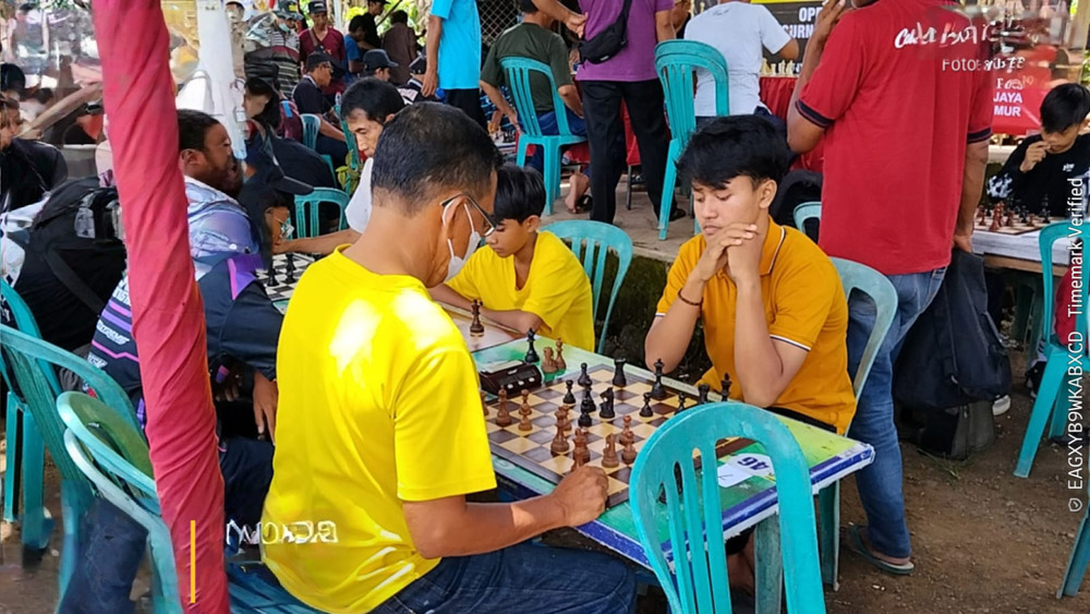 LAWAN MASTER: Dalam perlombaan catur kategori umum, Ferdhian sedang bertanding melawan peserta yang lebih senior di RTH Benculuk, Kecamatan Cluring, Minggu (2/11).