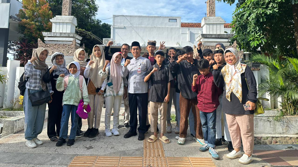 Kepala Dispendik Suratno melepas keberangkatan 14 siswa perwakilan Banyuwangi pada Festival Tunas Bahasa Ibu di Surabaya, Jumat pagi (7/11).
