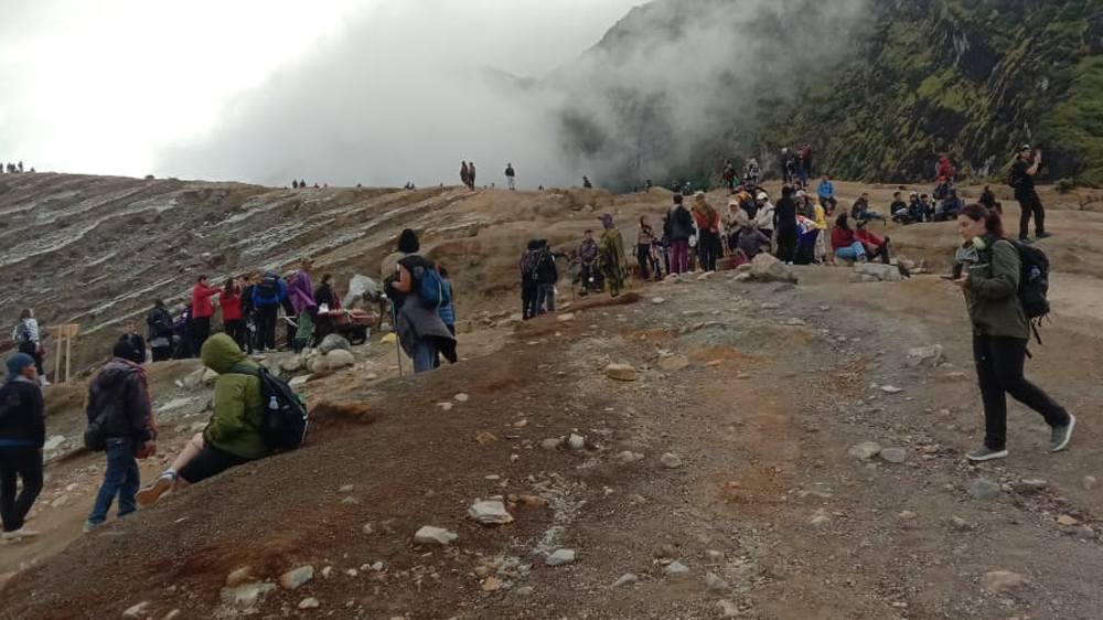 Fenomena blue fire (api biru) Kawah Ijen yang menghilang menurunkan minat wisatawan untuk datang.