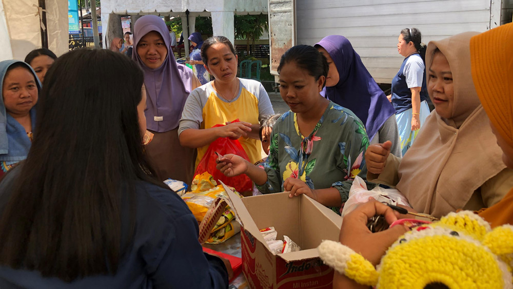 STABILISASI HARGA: Warga memanfaatkan operasi pasar untuk mendapatkan bahan kebutuhan pokok dengan harga lebih terjangkau.