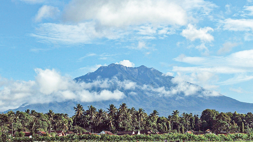 Gunung Raung yang berada di perbatasan Banyuwangi, Jember, dan Bondowoso dipotret dari Kecamatan Kalibaru, Jumat (7/11).