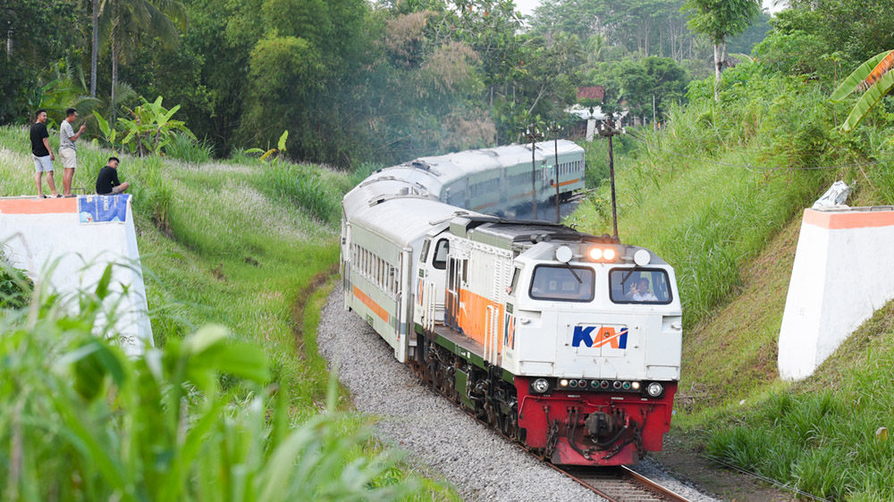 TRANSPORTASI MASSAL: KA Probowangi melintas di Banyuwangi beberapa waktu lalu.