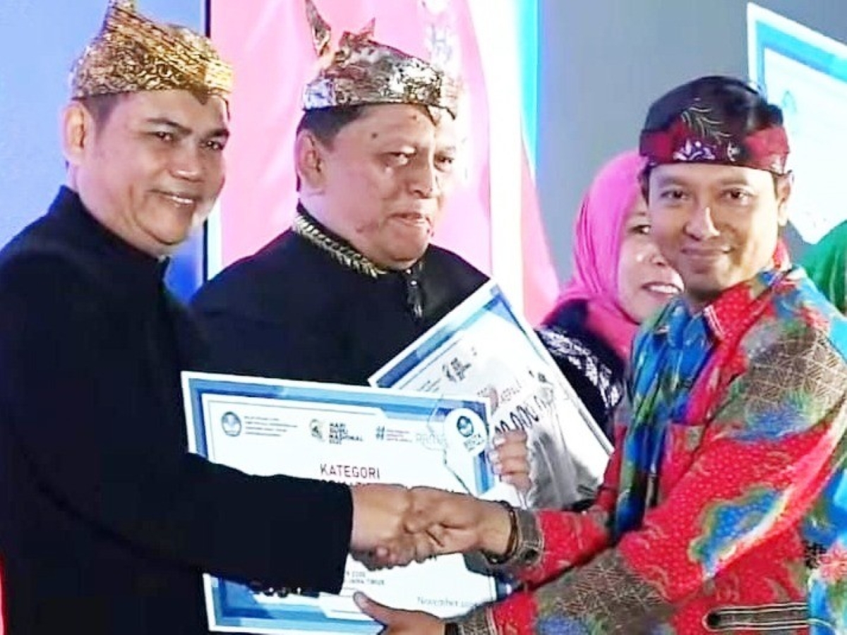 Kepala SMAN 1 Glagah, Banyuwangi, Abdullah saat menerima penghargaan peringkat kedua kategori GTK Transformatif Kepala SMA pada ajang Apresiasi Guru dan Tenaga Kependidikan (GTK) Provinsi Jawa Timur.