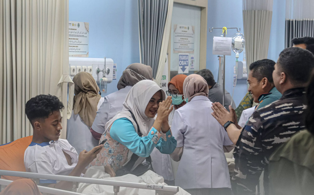 Sejumlah siswa SMA 72 yang terluka dirawat di IGD Rumah Sakit Islam Jakarta, Jumat (07/11/2025).