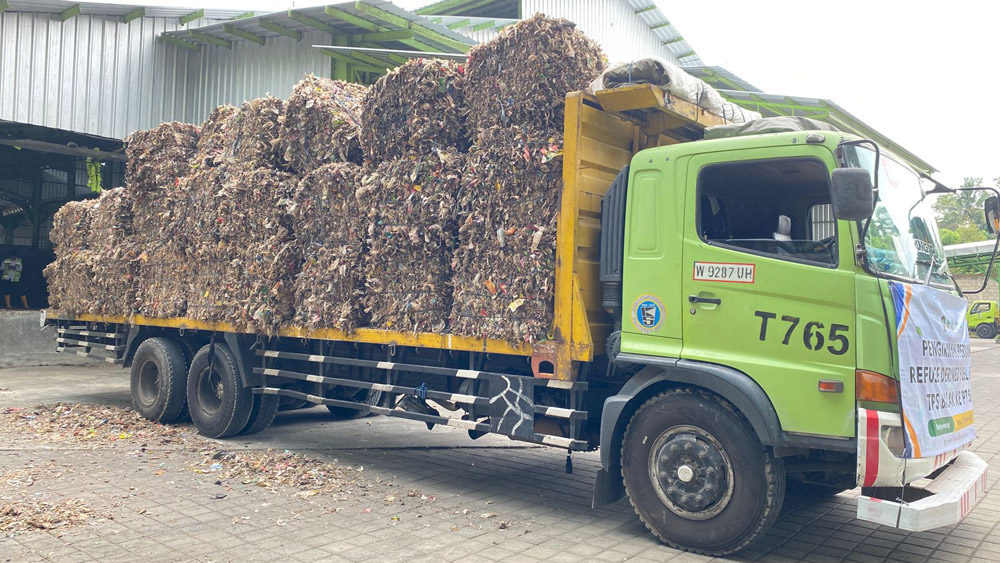 TPS 3R Banyuwangi ubah sampah plastik jadi RDF, bahan bakar ramah lingkungan untuk industri semen. Total 60 ton RDF sudah dikirim.