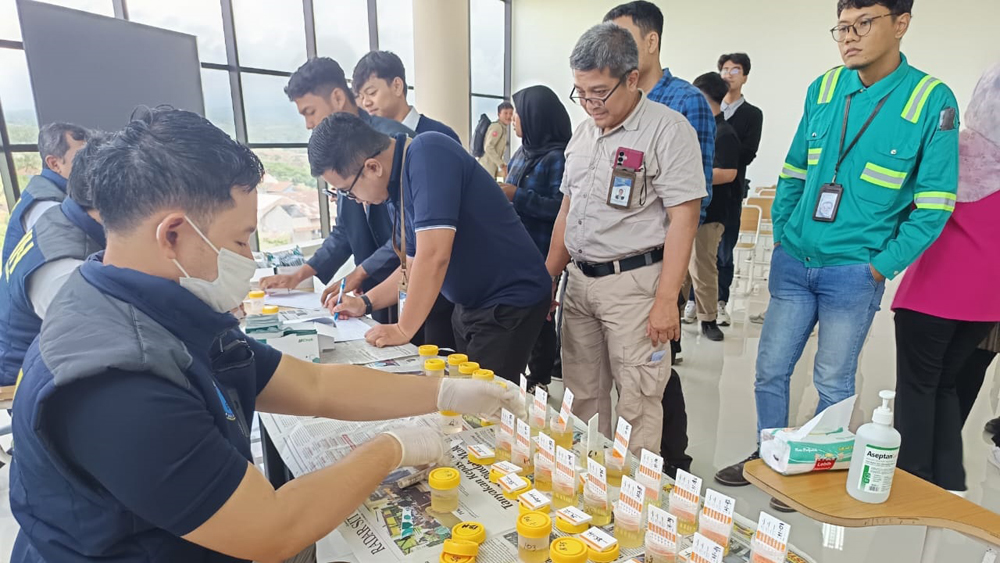 AMBIL SAMPEL URINE: Petugas BNNK Banyuwangi melakukan tes urine terhadap dosen, karyawan, dan mahasiswa Poliwangi, Jumat (7/11).
