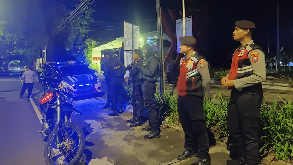 Personel Samapta Polresta Banyuwangi melakukan patroli rutin di sejumlah titik rawan di sudut kota Banyuwangi.