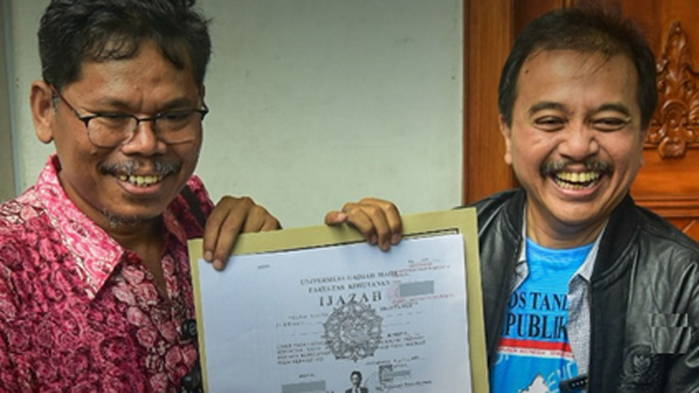 Pakar Telematika Roy Suryo bersama Pengamat Kebijakan Publik Bonatua Silalahi memperlihatkan salinan foto copy ijazah presiden ke-7 RI Joko Widodo, Jumat (24/10/2025) lalu.