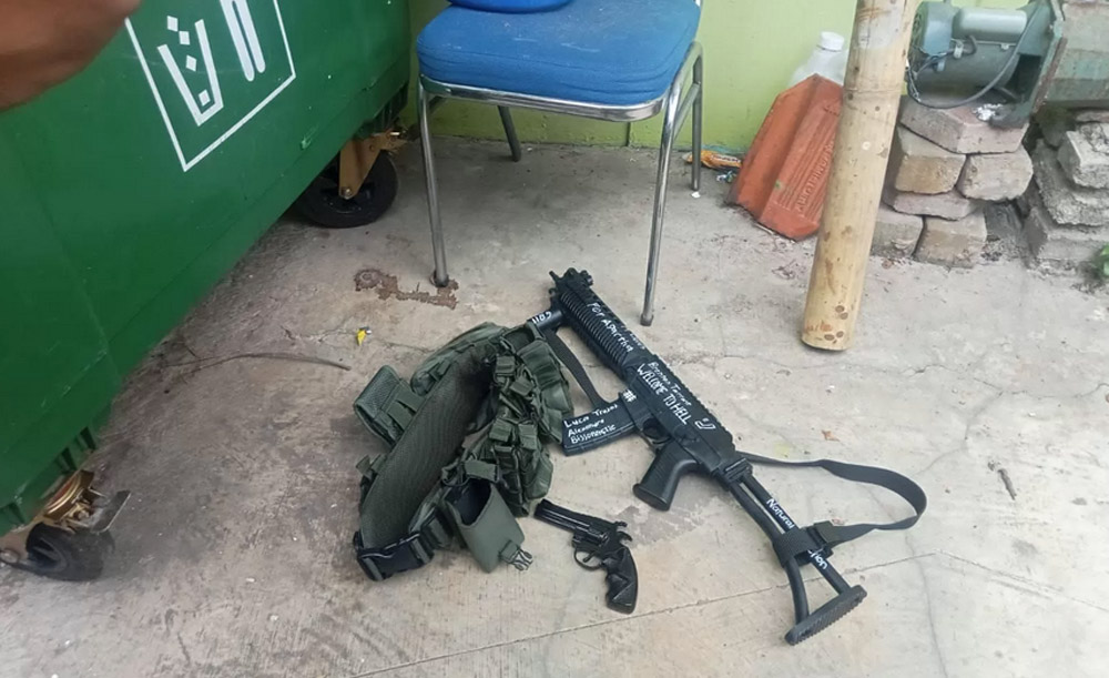 Benda menyerupai senjata api di lokasi ledakan SMAN 72 Jakarta, Kelapa Gading, Jakarta Utara.