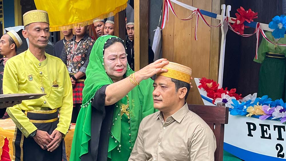 Ketua Adat Mandar Banyuwangi Puang Icang Daeng Galak menyerahkan penghargaan kepada Hary Priyanto di Kampung Mandar, Jumat (7/11).