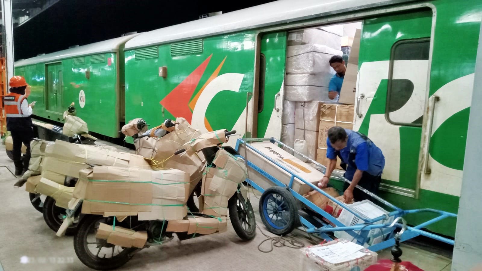 KAI Divre I Sumut angkut 52.872 ton barang lewat kereta api pada Oktober 2025, naik 5 persen.