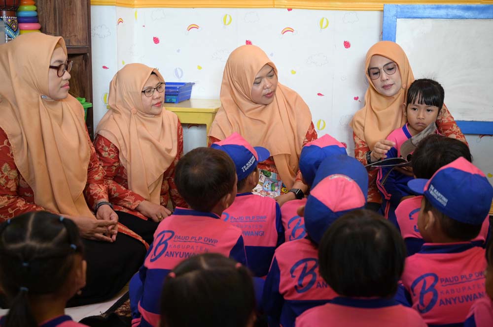 BANGUN GENERASI EMAS: Ketua Dharma Wanita Persatuan (DWP) Banyuwangi Linna Kurniawati mendongeng di hadapan anak-anak TK Kartini 6 Boyolangu, Sabtu (8/11).
