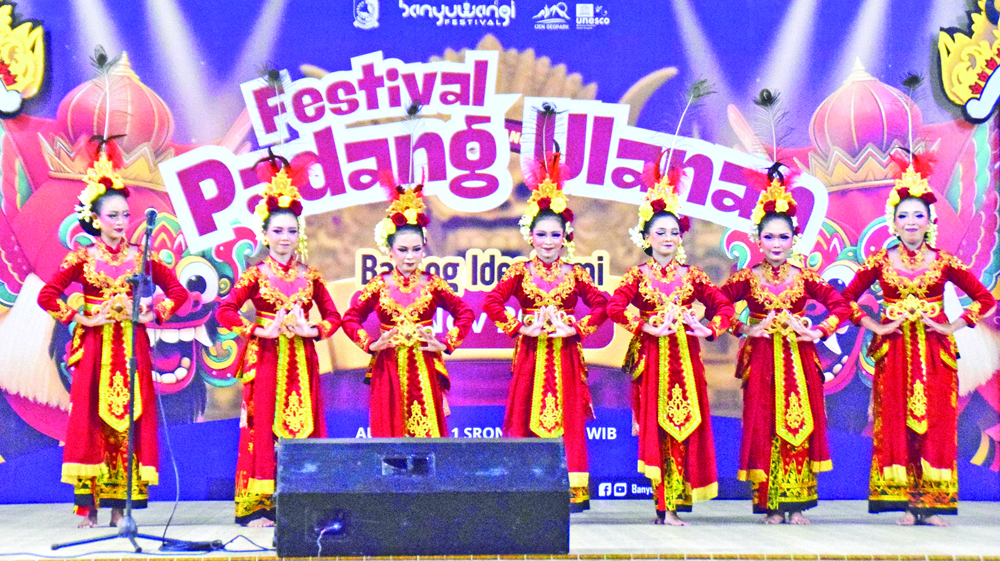 TARIAN: Siswa SMP di Kecamatan Srono unjuk aksi pada Festival Padang Ulanan di SMPN 1 Srono pada Sabtu (8/11) sore.