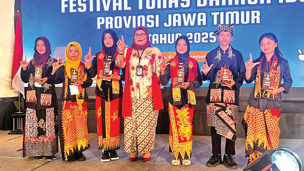 LESTARIKAN BAHASA OSENG: Delegasi Banyuwangi usai tampil pada Festival Tunas Bahasa Ibu di Hotel Santika Surabaya Sabtu (9/11).