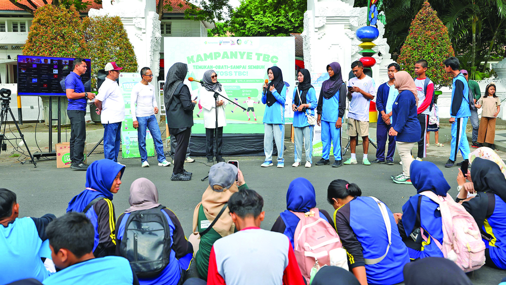 KAMPANYE KESEHATAN: Bupati Ipuk Fiestiandani berdialog dengan para pelajar di arena CFD Jalan Ahmad Yani Banyuwangi, Minggu (9/11).