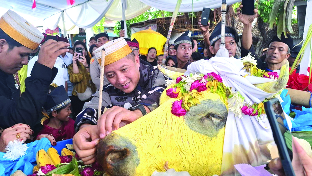 Danlanal Banyuwangi Letkol Laut (P) M Puji Santoso menyiapkan sesaji pada rangkaian ritual petik laut yang digelar masyarakat Kampungmandar, Banyuwangi, Minggu (9/11).
