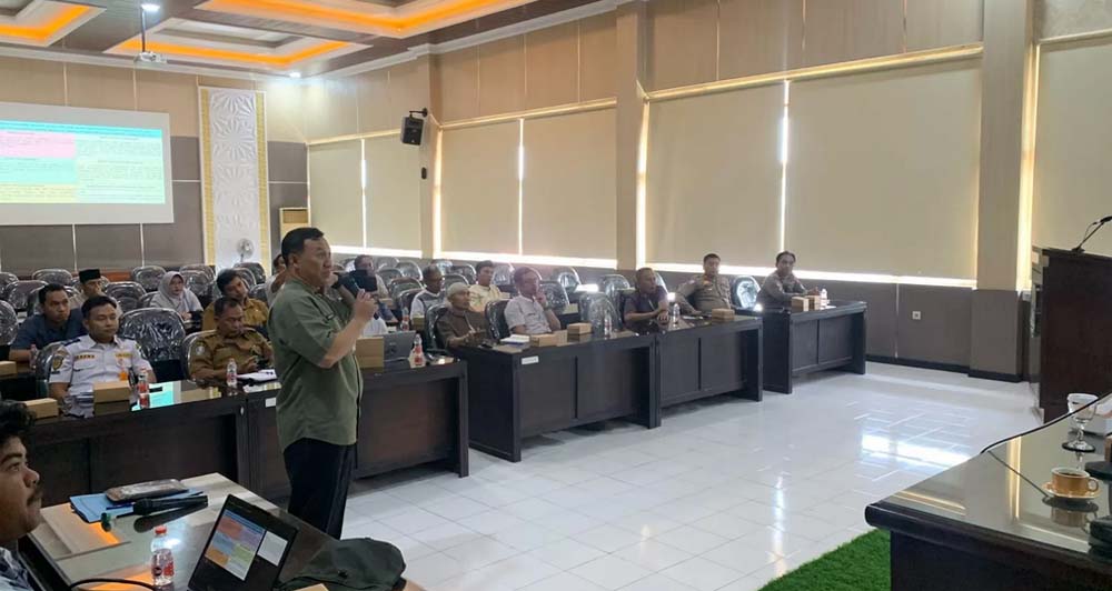 SERIUS: Anggota forum lalu lintas di Bondowoso membahas dampak dari adanya exit tol di Besuki terhadap Kota Tape.