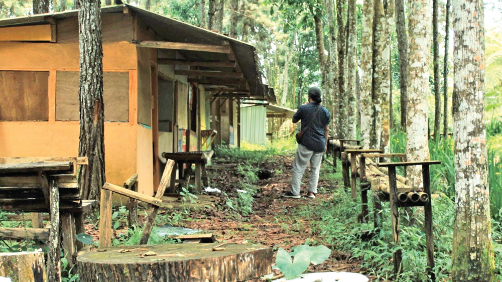 DIBIARKAN MANGKRAK: Kondisi wisata Watu Gedhek yang berlokasi di Dusun Parastembok, Desa Jambewangi, Kecamatan Sempu, terawat pada Sabtu (8/11)