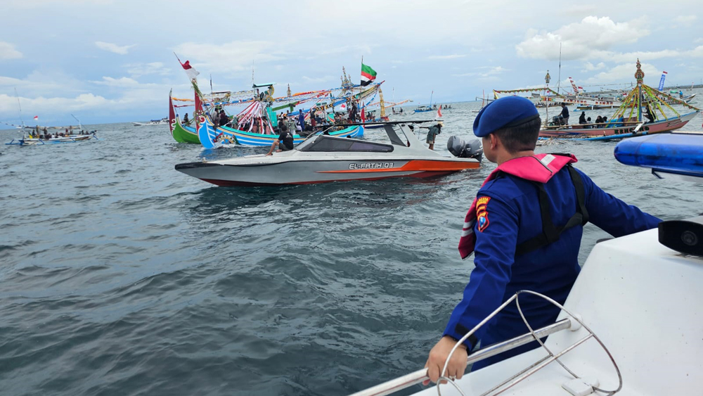 Satpolairud Polresta Banyuwangi Amankan Gebyar Petik Laut 2025 di Selat Bali