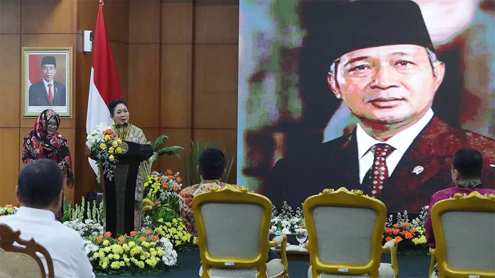 Keluarga Presiden RI ke-2 Soeharto, Siti Hardijanti Rukmana dan Titiek Soeharto memberikan sambutan dalam acara Silaturahmi Kebangsaan di Ruang Delegasi, Gedung Parlemen MPR/DPR-DPD, Senayan, Jakarta,