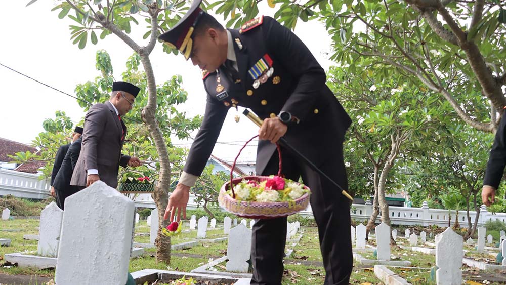 Kapolresta Rama Samtama melakukan tabur bunga di Taman Makam Pahlawan (TMP) Wisma Raga Satria Banyuwangi.