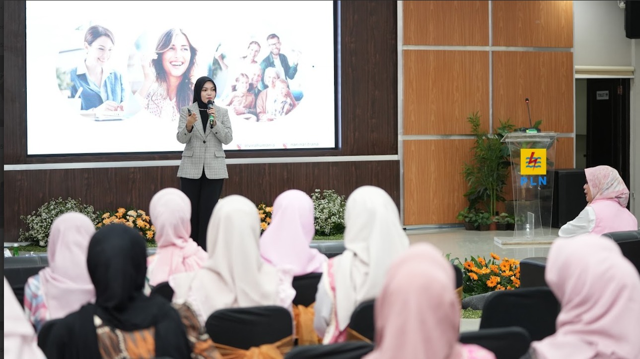 NARASUMBER UTAMA: CEO Invira Humania Nanin Aritrana memberikan motivasi dan wawasan seputar penguatan mental tangguh bagi perempuan profesional.