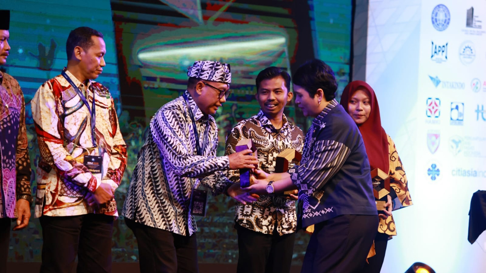 Wabup Mujiono menerima piala Juara I Best Smart Branding Innovation kategori kabupaten dari (Dirjen) Teknologi Pemerintah Digital Kementerian Komdigi Myra Tayyiba di Jakarta pada Sabtu malam (8/11).