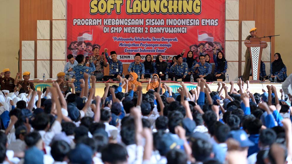 Camat Banyuwangi Hartono, Kabid SD Dispendik Sutikno, dan mitra MBG bersama para siswa menghadiri peluncuran perdana Program Kebangsaan Siswa Indonesia Emas di Aula SMPN 2 Banyuwangi, Senin (10/11).